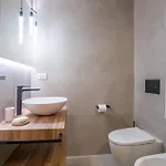 Guesthost - 3-room Apartment, Garden & Pool 아파트