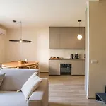 Guesthost - 3-room Apartment, Garden & Pool 아파트