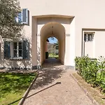 Guesthost - 3-room Apartment, Garden & Pool * 코모