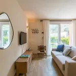 Guesthost - 3-room Apartment, Garden & Pool 아파트 코모