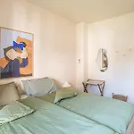 Guesthost - 3-room Apartment, Garden & Pool 아파트 코모