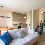 Guesthost - 3-room Apartment, Garden & Pool 코모