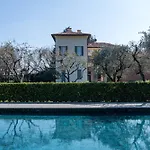 아파트 Guesthost - 3-room Apartment, Garden & Pool 코모
