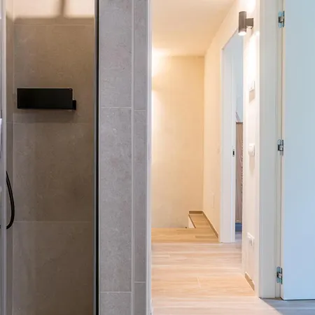 Lejlighed Guesthost - 3-room Apartment, Garden & Pool Como