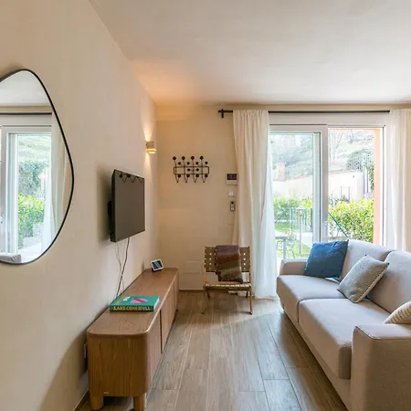 Guesthost - 3-room Apartment, Garden & Pool Lejlighed Como