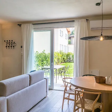 Guesthost - 3-room Apartment, Garden & Pool Lejlighed Como